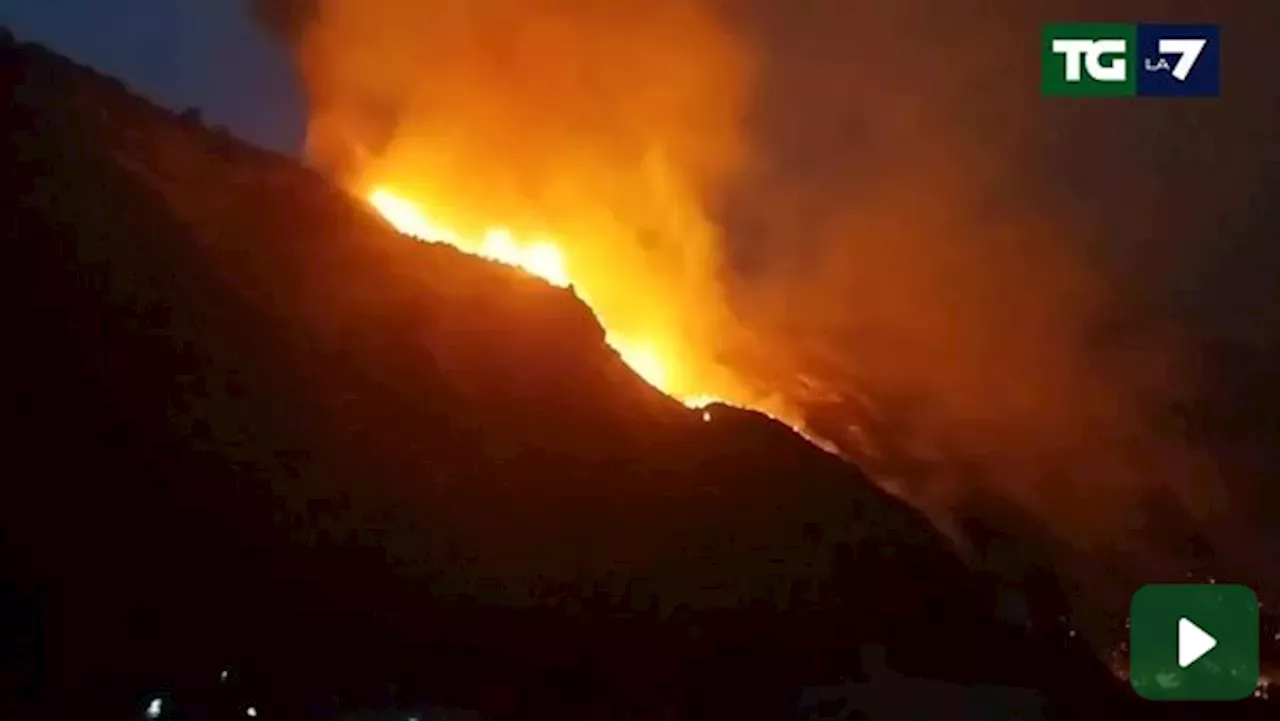 Napoli A Fuoco La Collina Dei Camaldoli Il Video Delle Fiamme