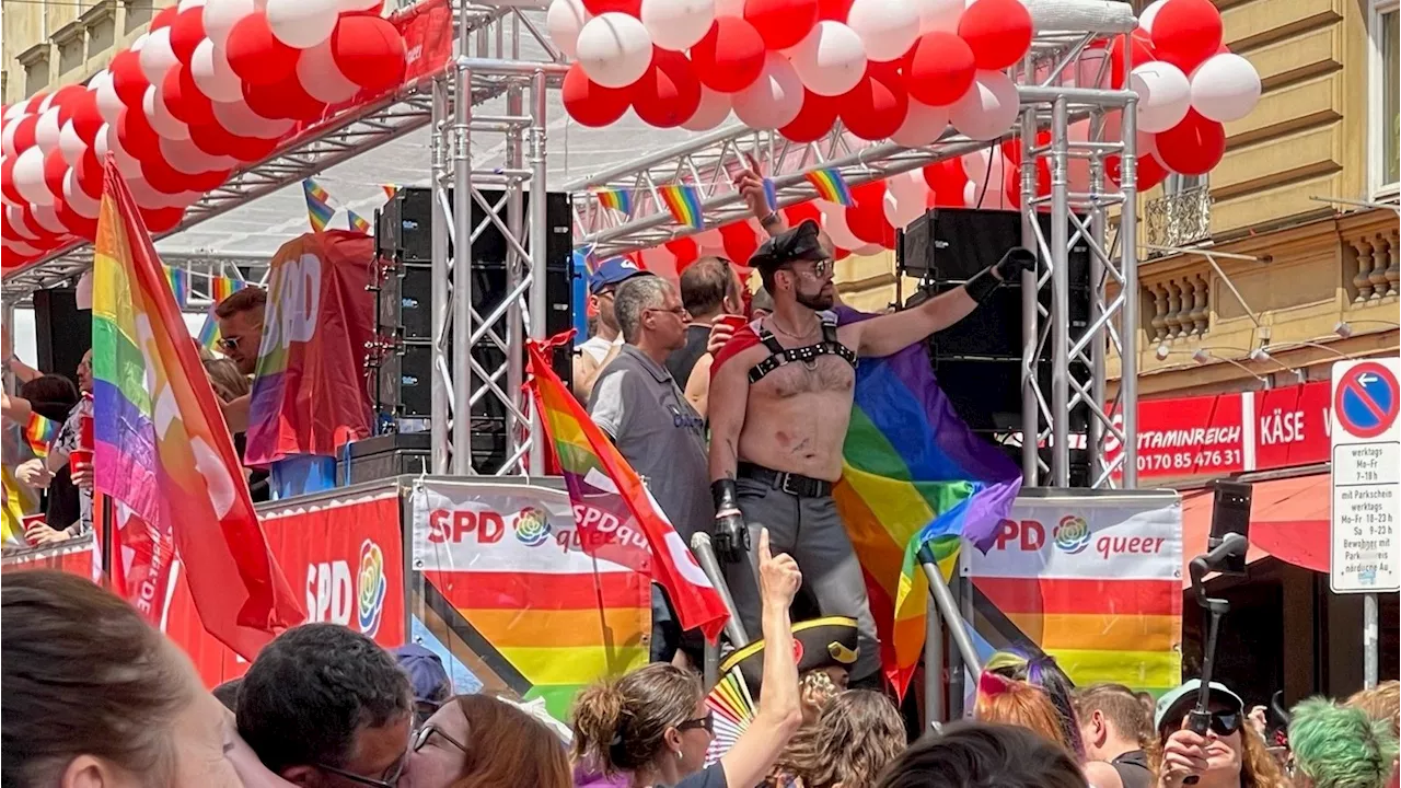 Tausende Teilnehmer feiern Christopher Street Day in München