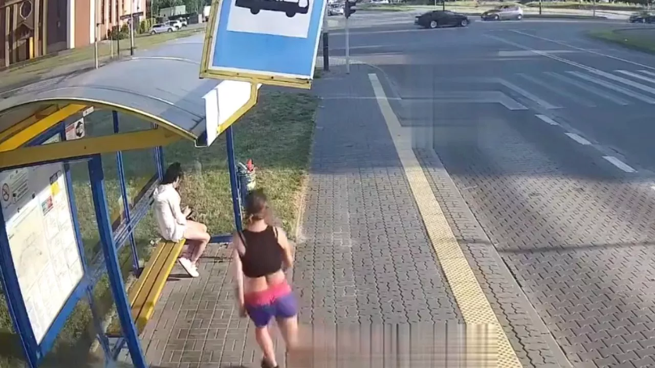 Polonia Video Mujer Golpea Brutalmente A Una Desconocida En La Parada