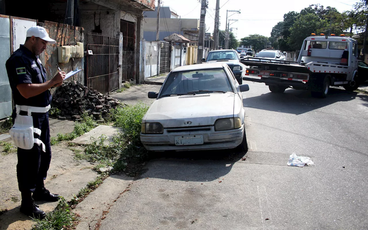 Carros Operação Hygia da Guarda Municipal reboca veículos em estado