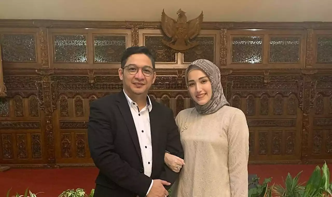 1 Bulan Tak Bertemu Pasha Imbas Corona, Adelia: Sayang, Kangen! : Okezone Celebrity