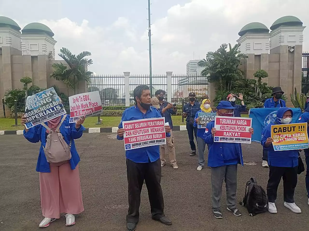 Aksi 11 April di Gedung DPR, Massa Buruh Datang Paling Awal : Okezone Nasional