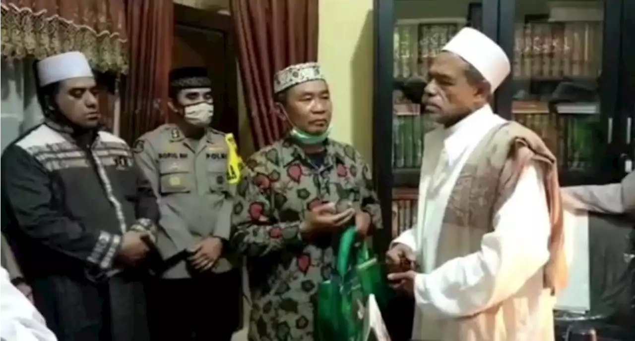 Asmadi Dihadiahi Umrah Usai Minta Maaf ke Habib Umar Assegaf : Okezone News