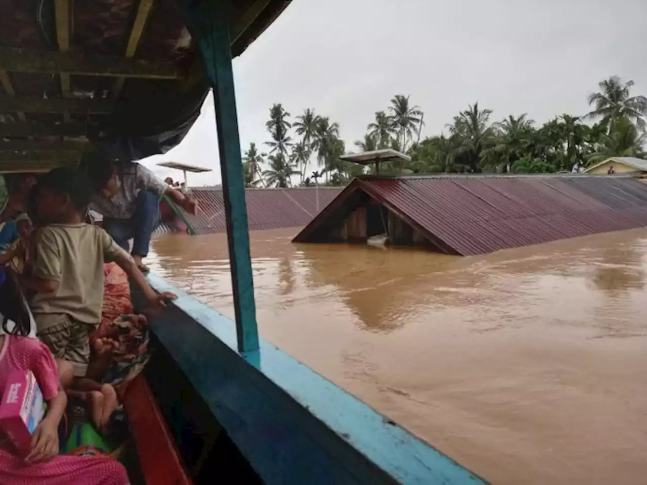 Banjir Setinggi Atap Rumah, Warga Madina Bertahan Hidup di Atas Perahu : Okezone News