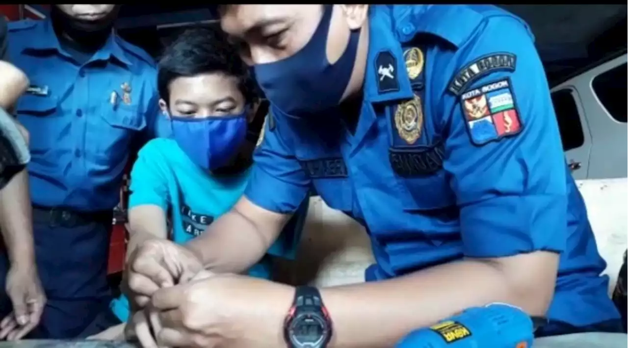 Cerita Petugas Damkar Tolong Pelajar Lepas 4 Cincin Nyangkut di Jari : Okezone Megapolitan
