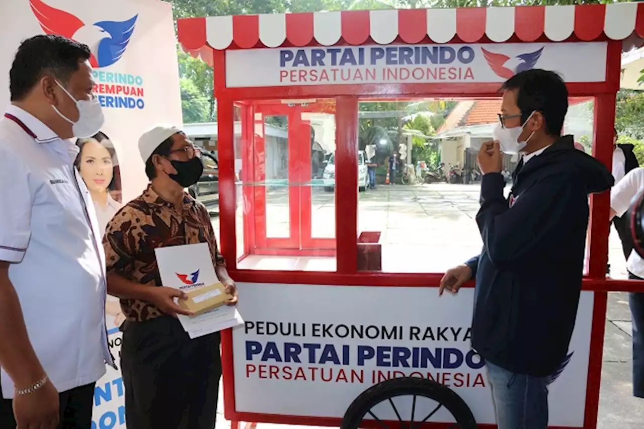 Dapat Gerobak Perindo, Pedagang Mi Ayam: Semoga Dagangan Makin Maju : Okezone Nasional