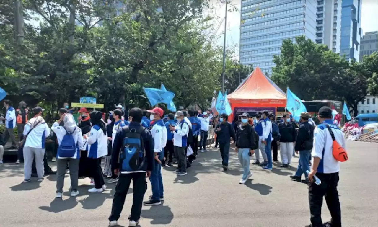 Demo Buruh di Patung Kuda, Barracuda dan Water Cannon Disiagakan : Okezone Megapolitan