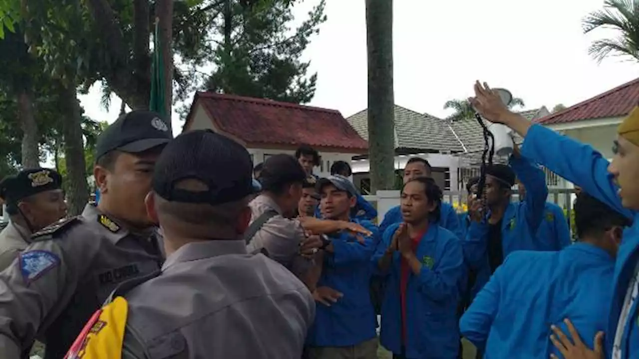 Demo di Kantor KPU Riau Ricuh, Sejumlah Mahasiswa Terluka : Okezone News