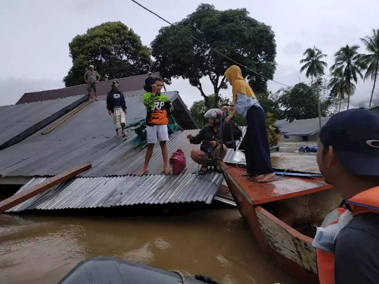 Diterjang Banjir, Belasan Rumah di Konawe Utara Hanyut : Okezone News