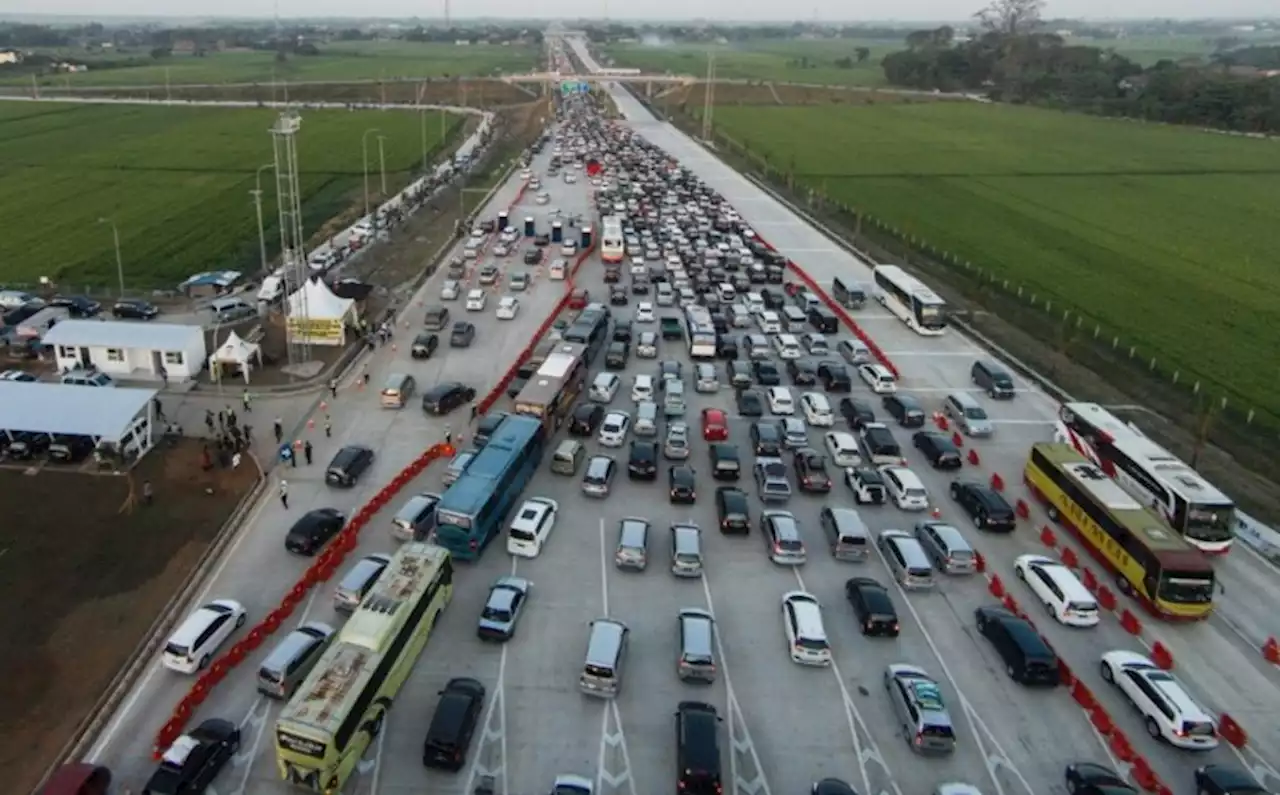 Imbas Kecelakaan Beruntun, Tol Cikampek Macet hingga 17 Km : Okezone News