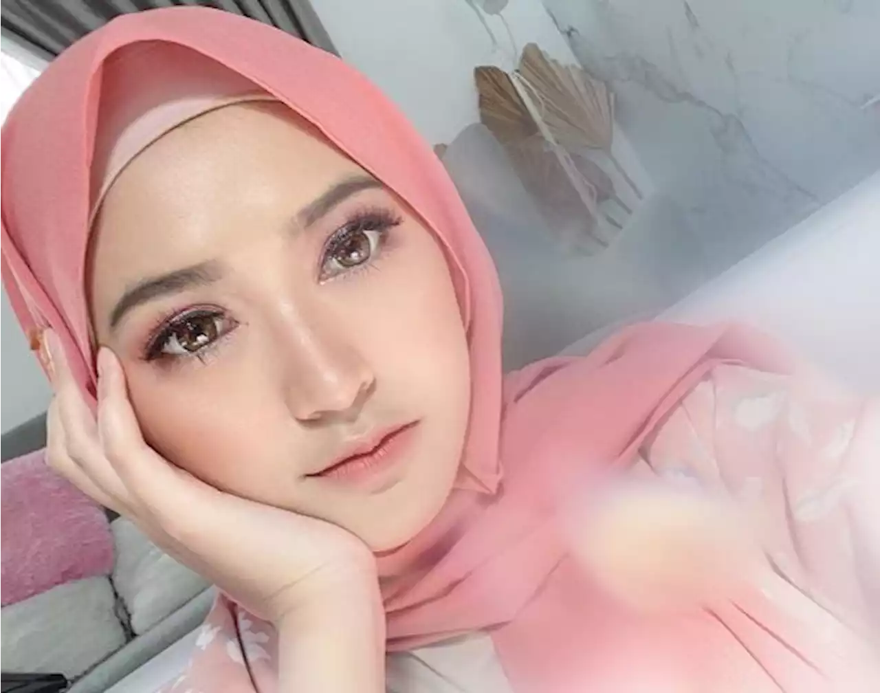 Intip 5 Pesona Selebgram Hijabers dengan Outfit Batik Menawan : Okezone Muslim