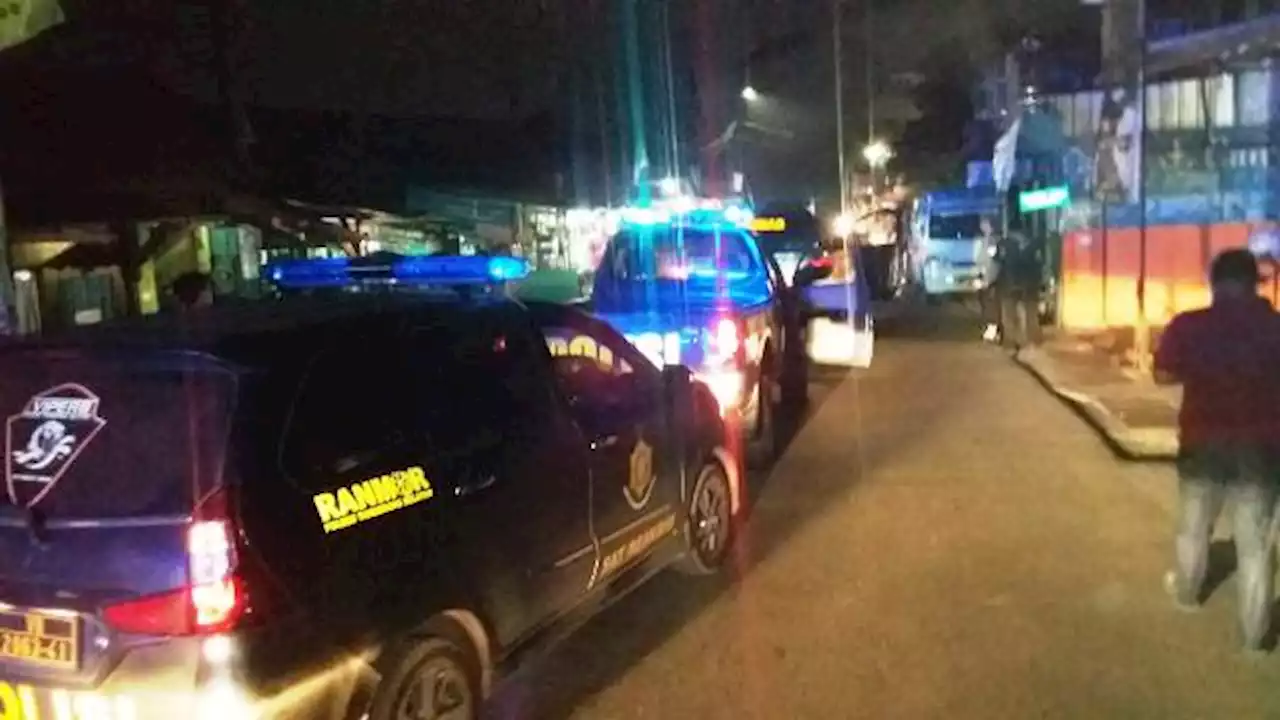 Jelang Sahur, Warga Ciputat Tawuran Saling Serang dengan Pedang & Parang : Okezone News