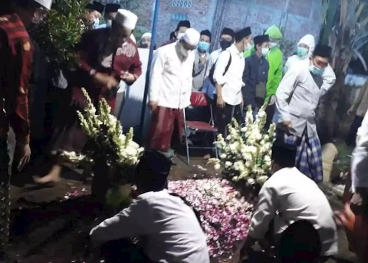 Jenazah KH Atabik Ali Dimakamkan di Makam Keluarga Dongkelan : Okezone News