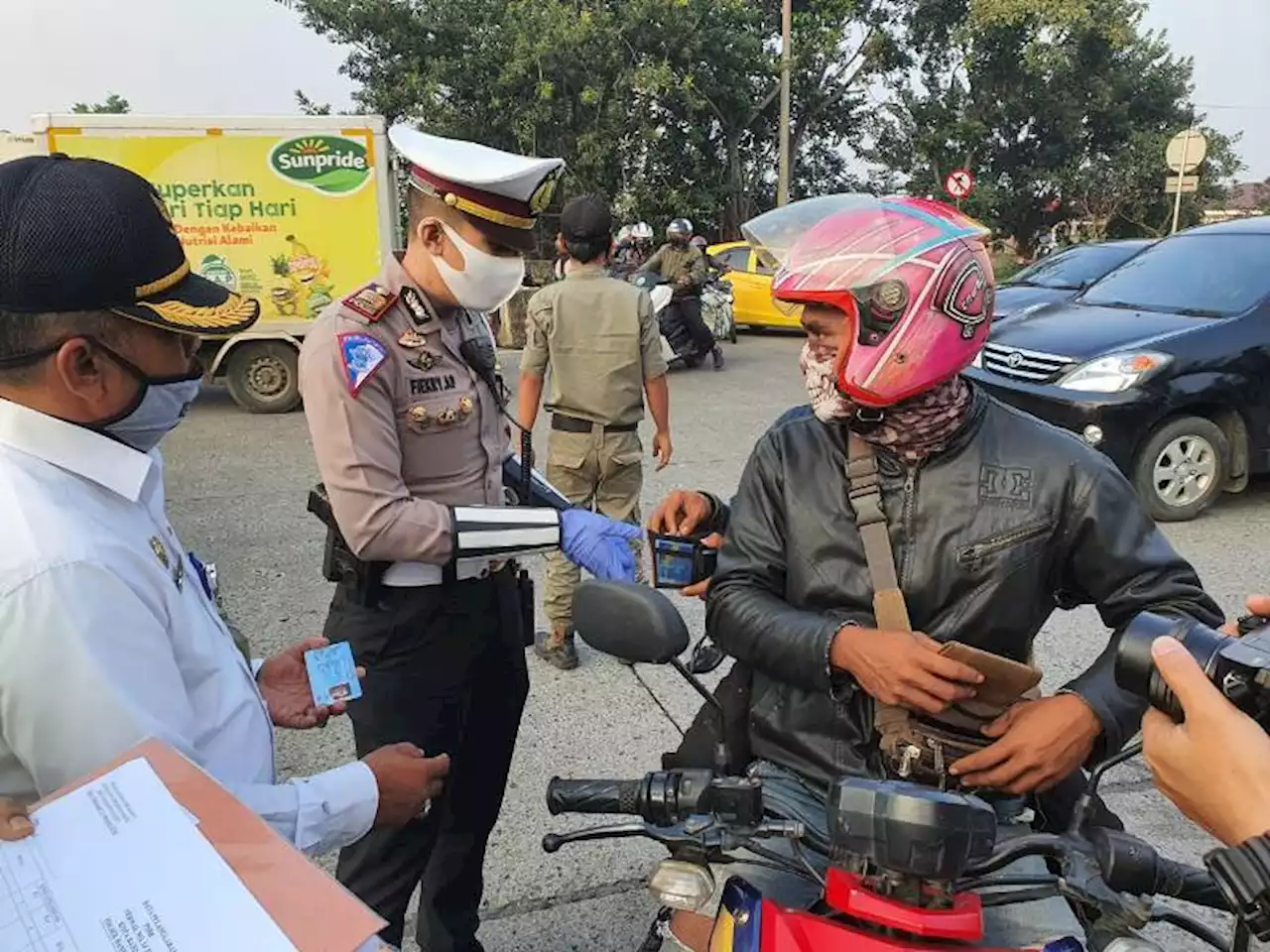 Kesal Lihat Pelanggar PSBB, Polisi: Tapi Kita Harus Tetap Senyum : Okezone News