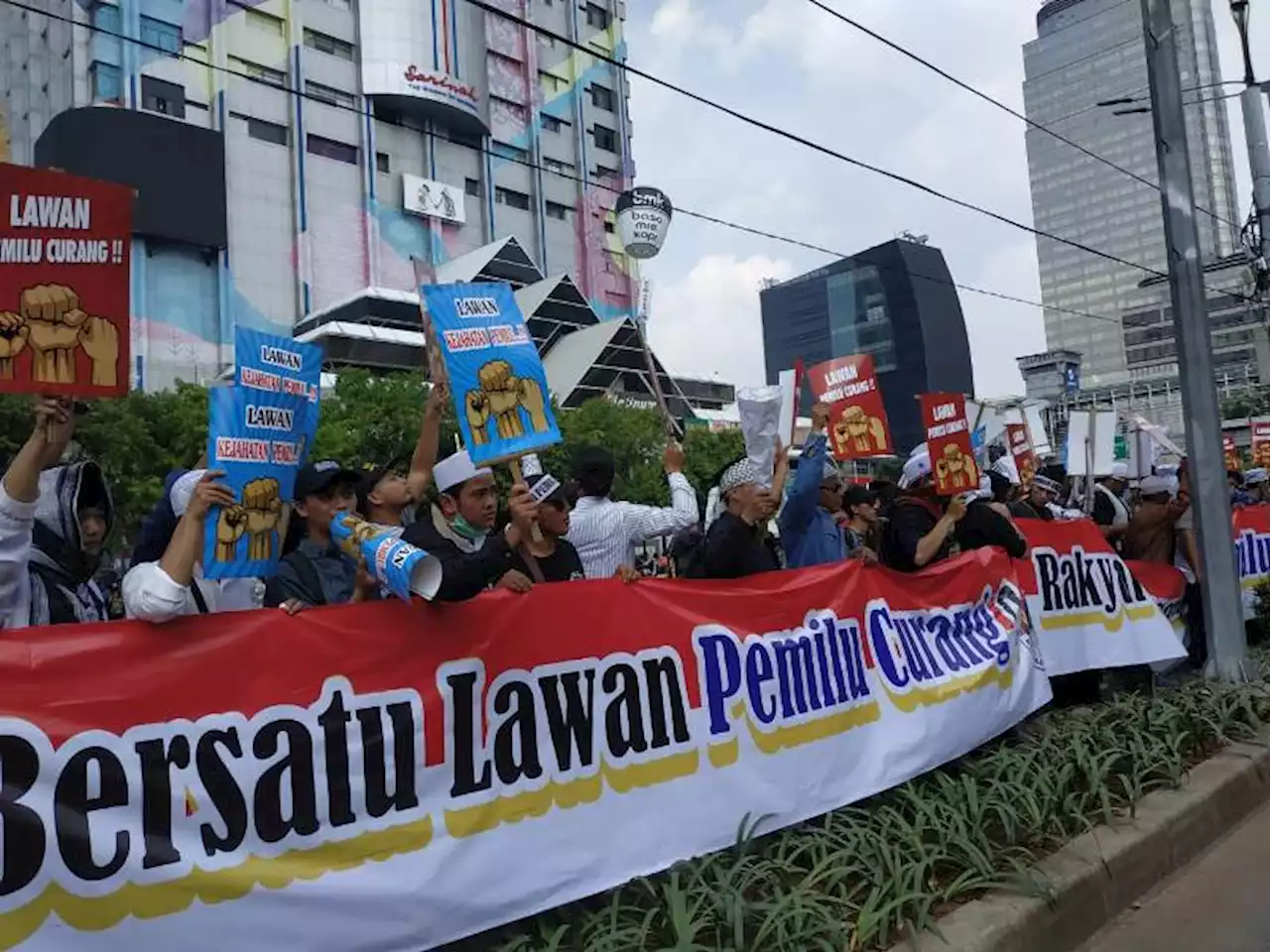 Massa Demo 21 Mei Buka Puasa Bersama Polisi dan Salat Berjamaah di Depan Bawaslu RI : Okezone News