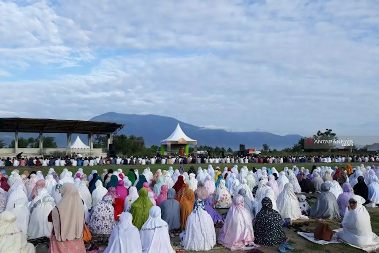 Pengungsi Gempa Palu Salat Id di Dekat Bekas Lokasi Likuefaksi : Okezone News