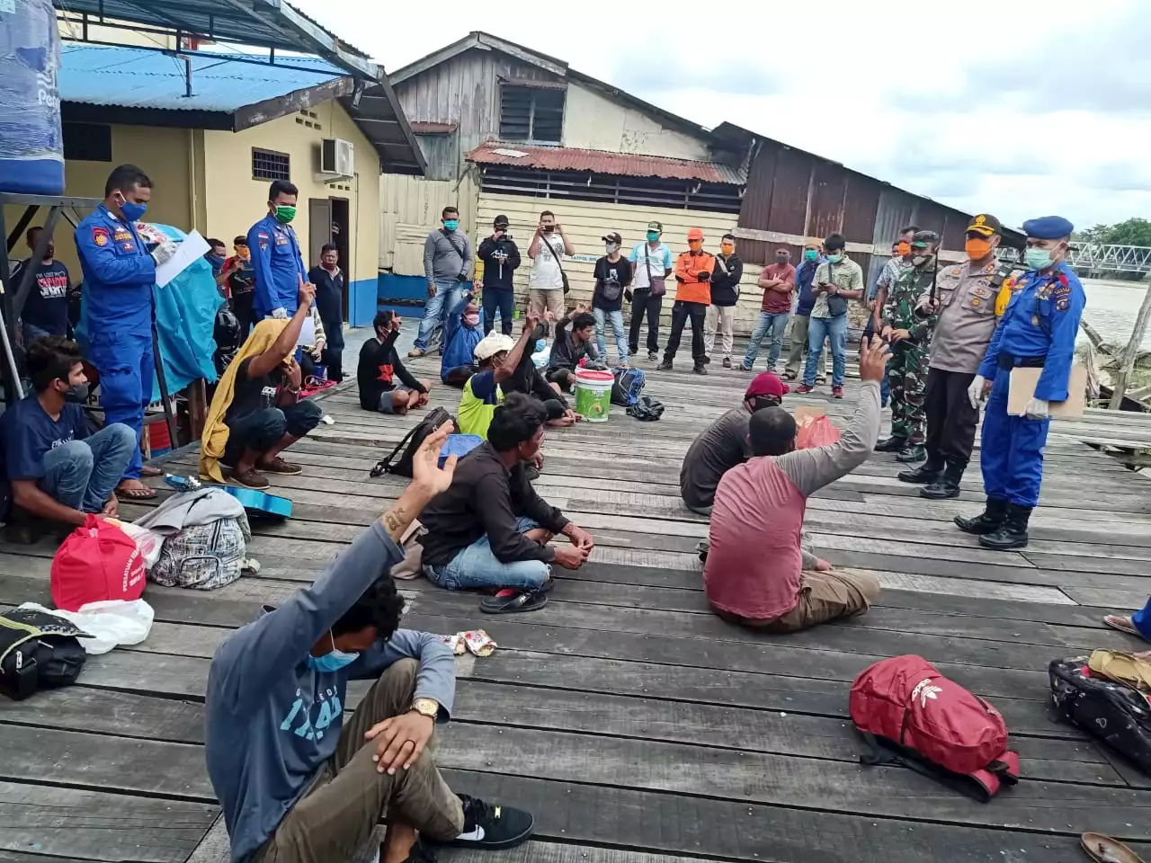 Pulang Dari Malaysia, 13 Pekerja Migran Ilegal Ditelantarkan di Hutan Bakau : Okezone News