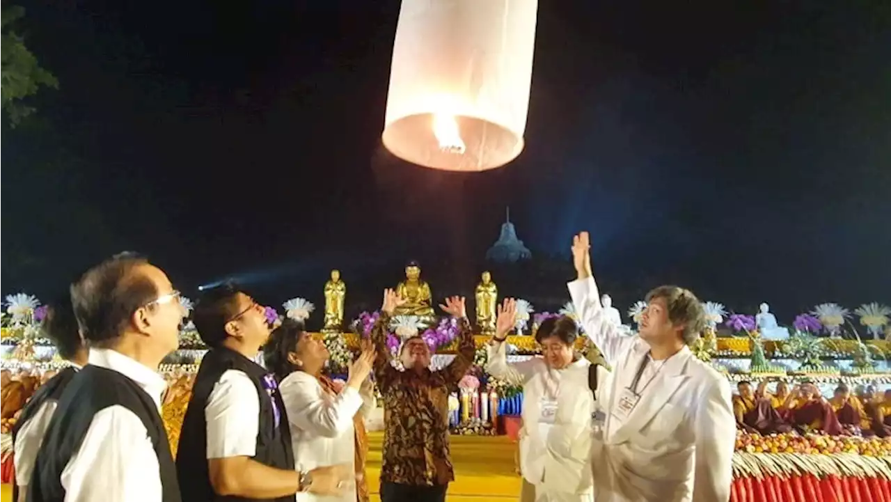 Ribuan Lampion Waisak Dilepaskan Kirim Doa Perdamaian Indonesia : Okezone News