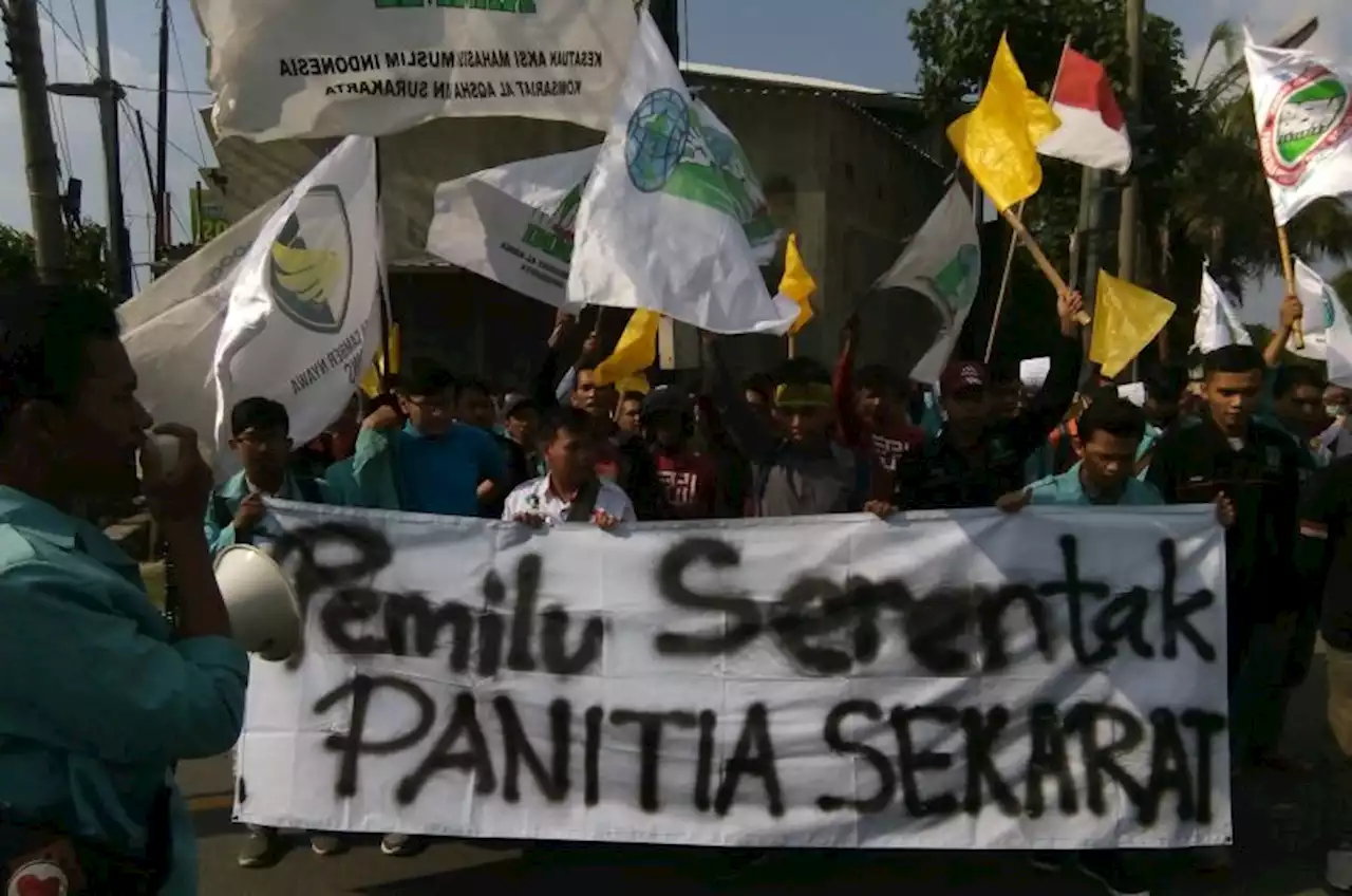 Titik Kumpul Dekat Kediaman Jokowi, Mahasiswa Soloraya Gelar Long March ke Kantor KPU : Okezone News