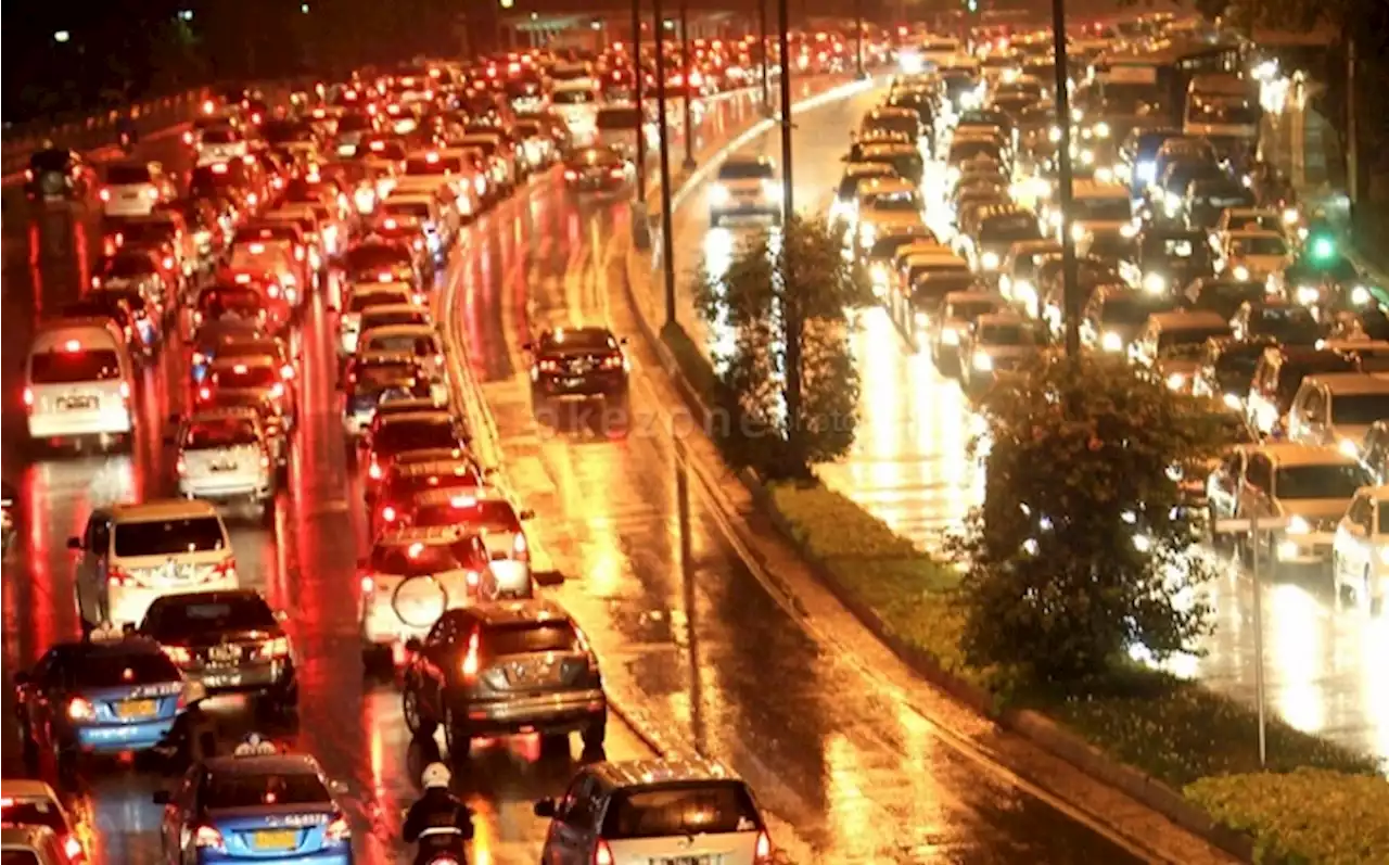 Tol Jakarta-Cikampek Terpantau Padat Malam Ini : Okezone Megapolitan