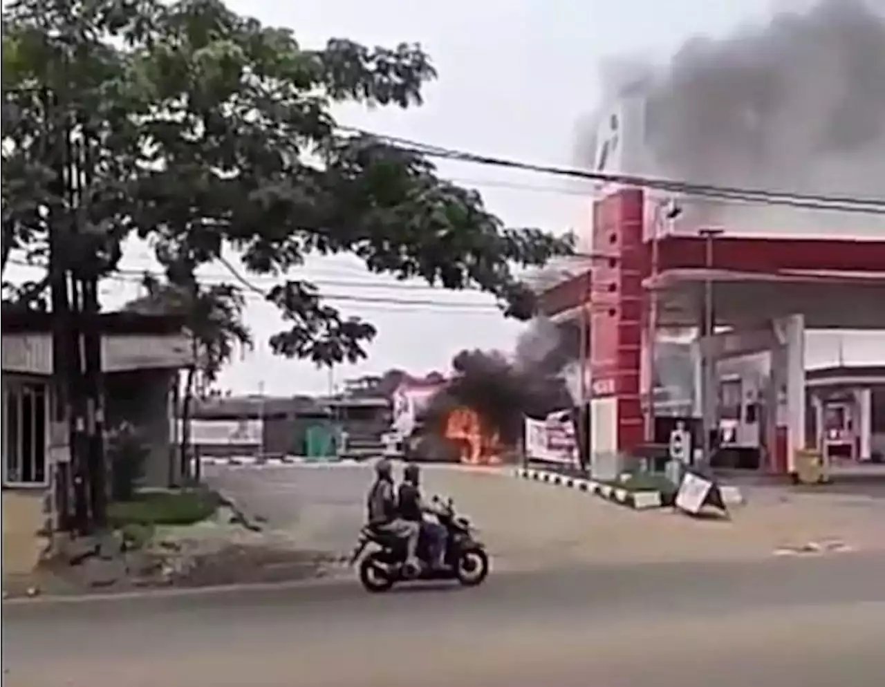 Truk Tangki Terbakar, Asap Membubung di SPBU Ciater Tangsel : Okezone News