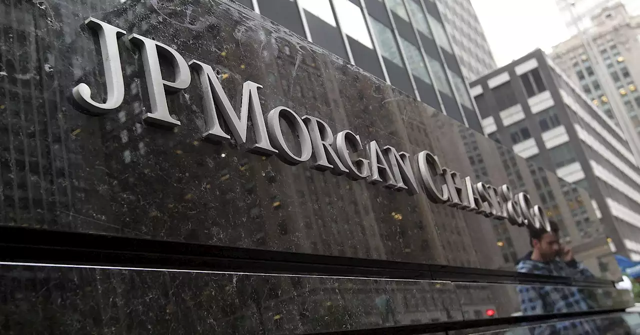 JPMorgan trades banker offices for shared desks