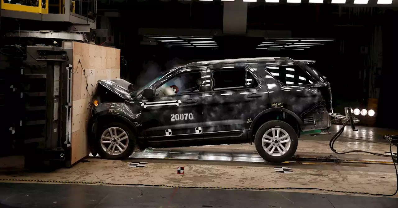 Crash tests slam some popular pickup trucks