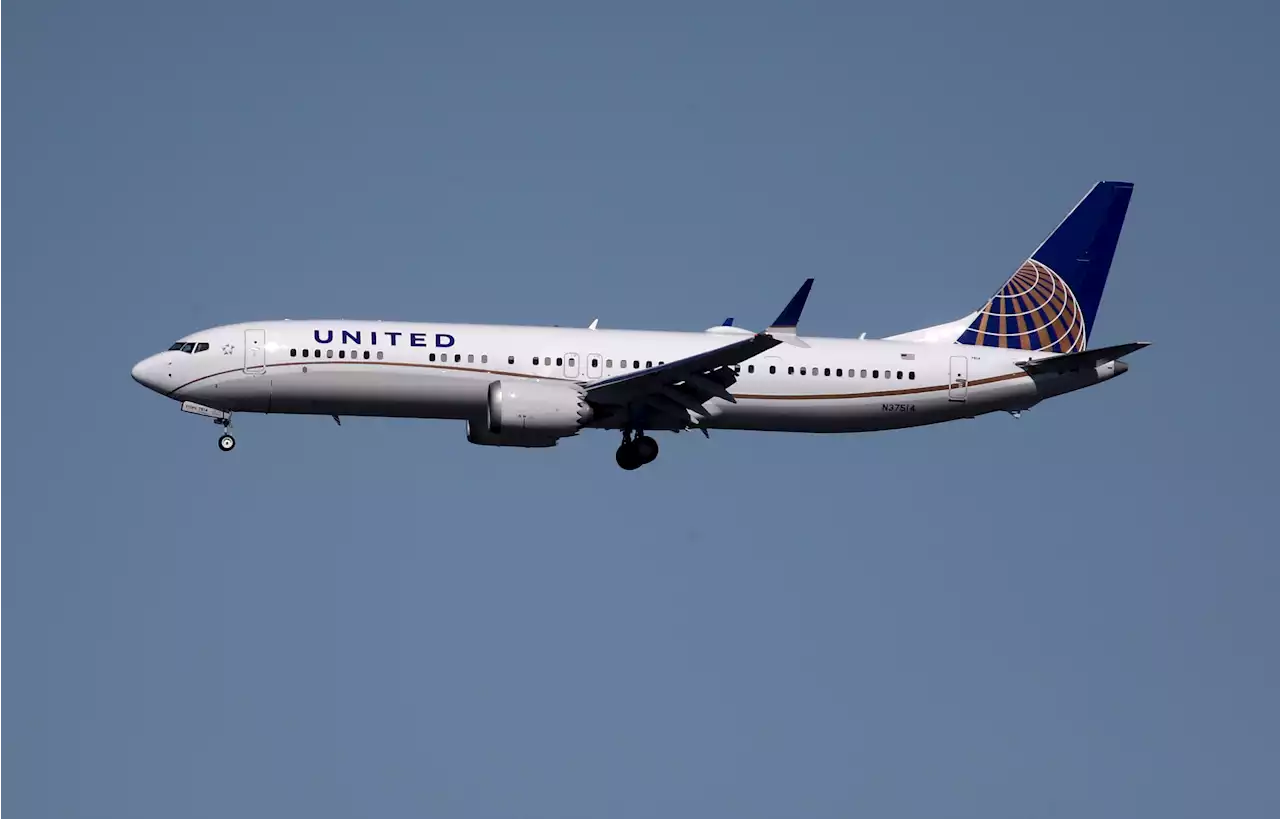 United Airlines Offers Pilots Triple Pay to Ease Omicron Flight Disruptions