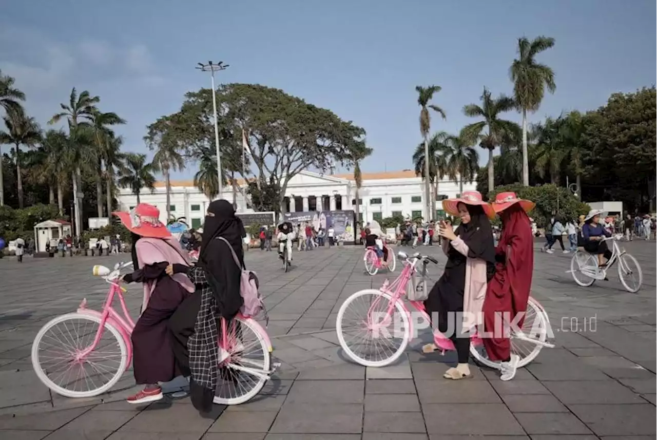 Taman Fatahillah Ditutup, Kota Tua Jakarta Tetap Ramai Pengunjung |Republika Online