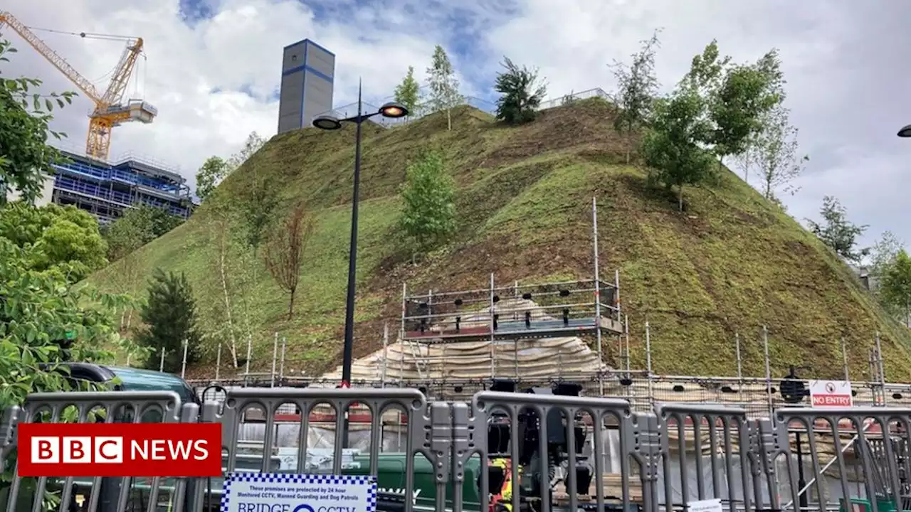 Marble Arch Mound: Petition to save mocked attraction from closure