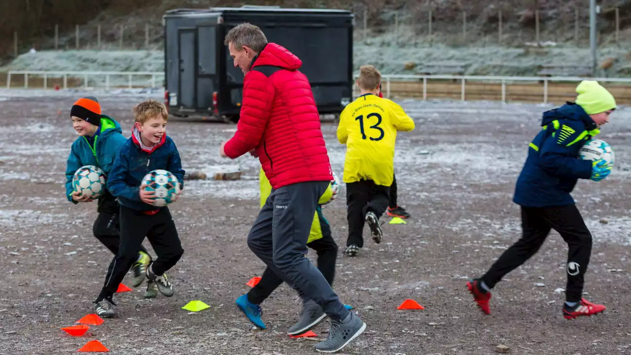 Gerührt von ihrem Schicksal - Schalke-Legende trainiert die Flutkinder