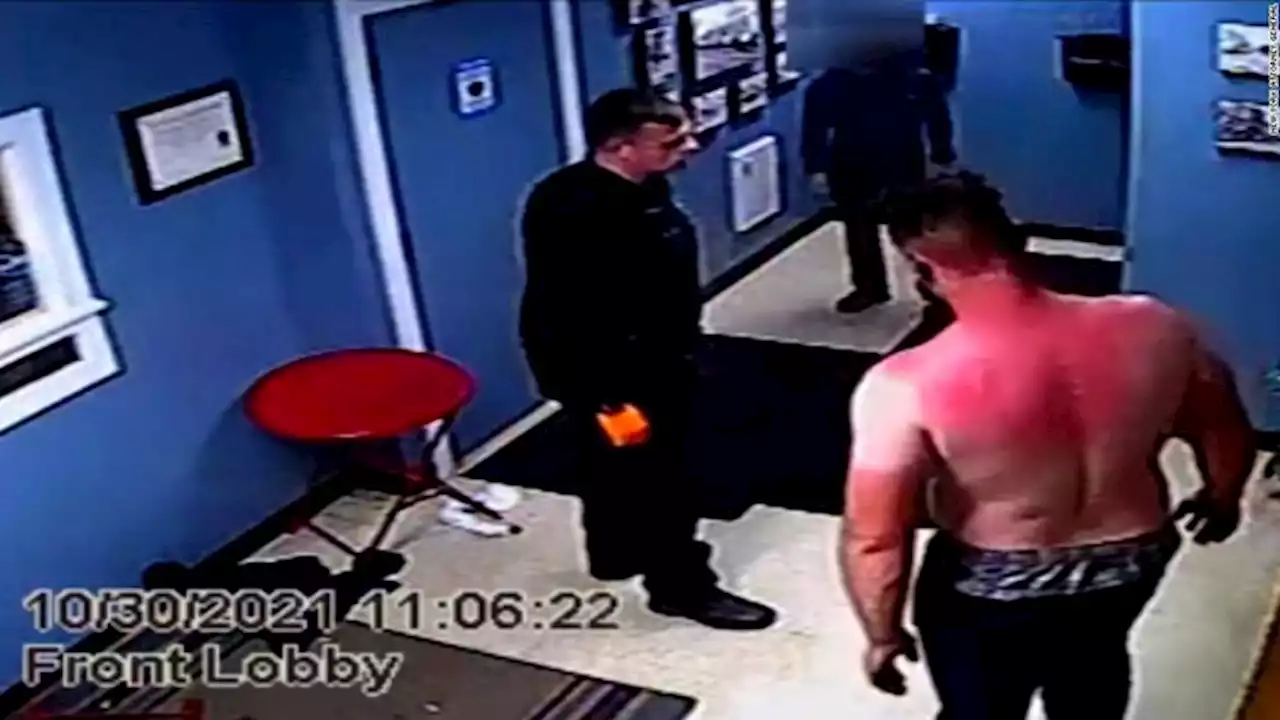 警官のテーザー銃使用で消毒液浴びた男性が炎上、死亡 当局が捜査 米