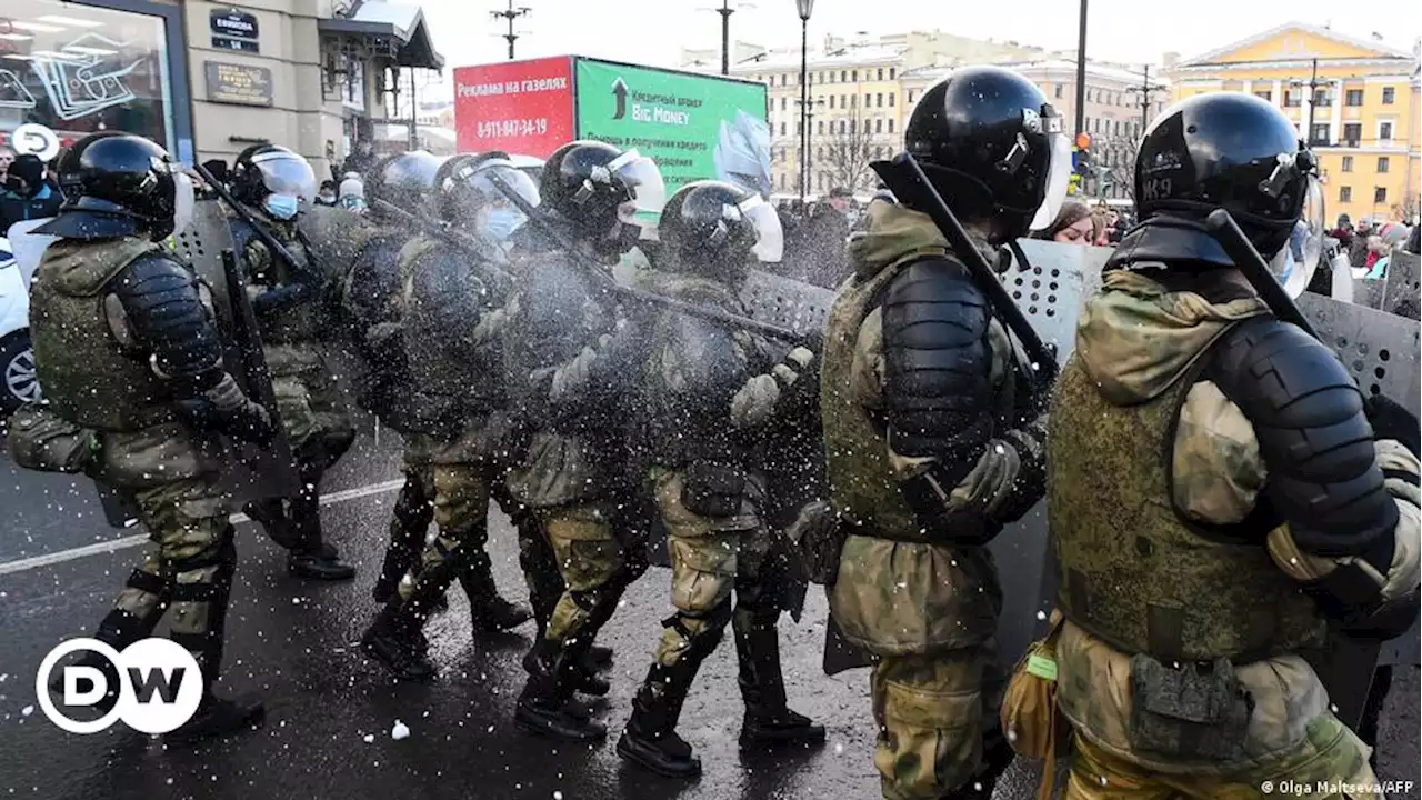 МВД в Петербурге требует взыскать 4 млн с экс-главы штаба Навального | DW | 10.01.2022