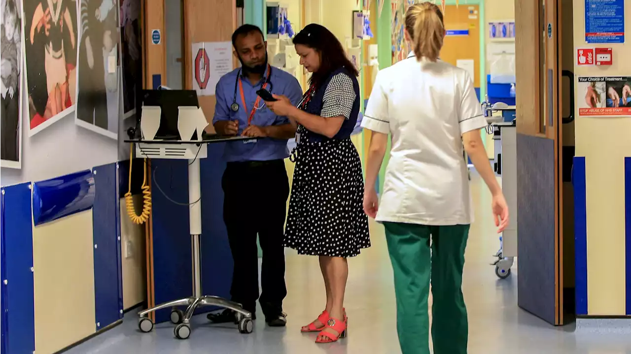 Hospital ‘could lose up to 1,000 workers as jabs made mandatory for NHS staff’ | ITV News