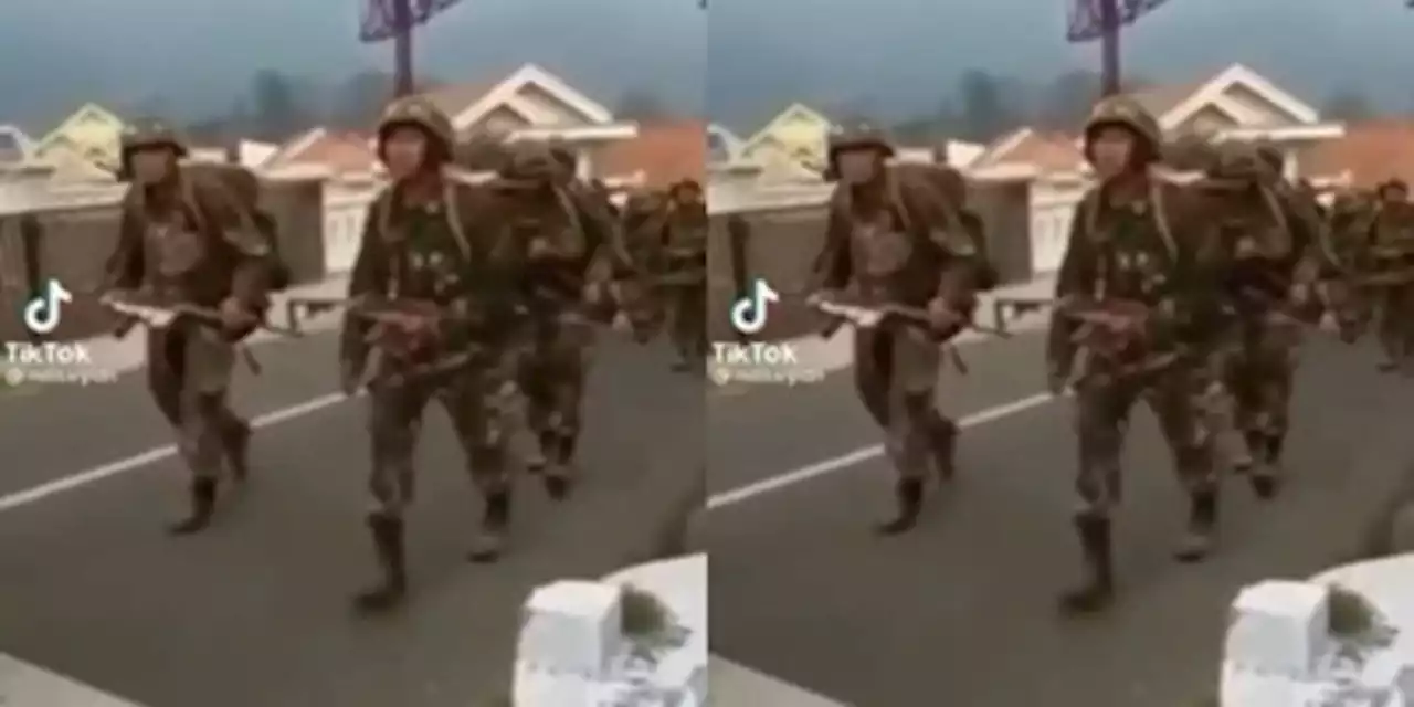 Emak-emak Beri Semangat Kepada Prajurit TNI Sedang Latihan 'Demi Masa Depan Nak' | merdeka.com