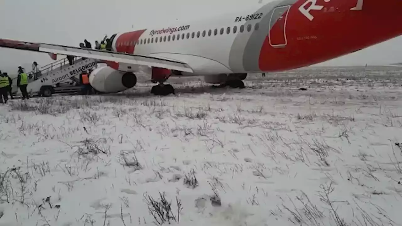 Прокуратура и СК начали проверки по факту выкатывания самолета за пределы ВПП в Белгороде