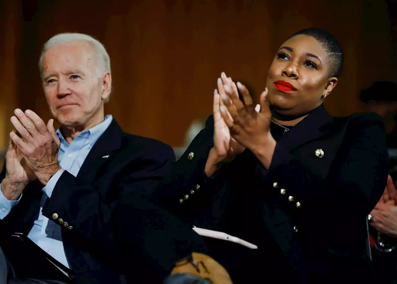 Former Biden adviser Symone Sanders to host MSNBC show