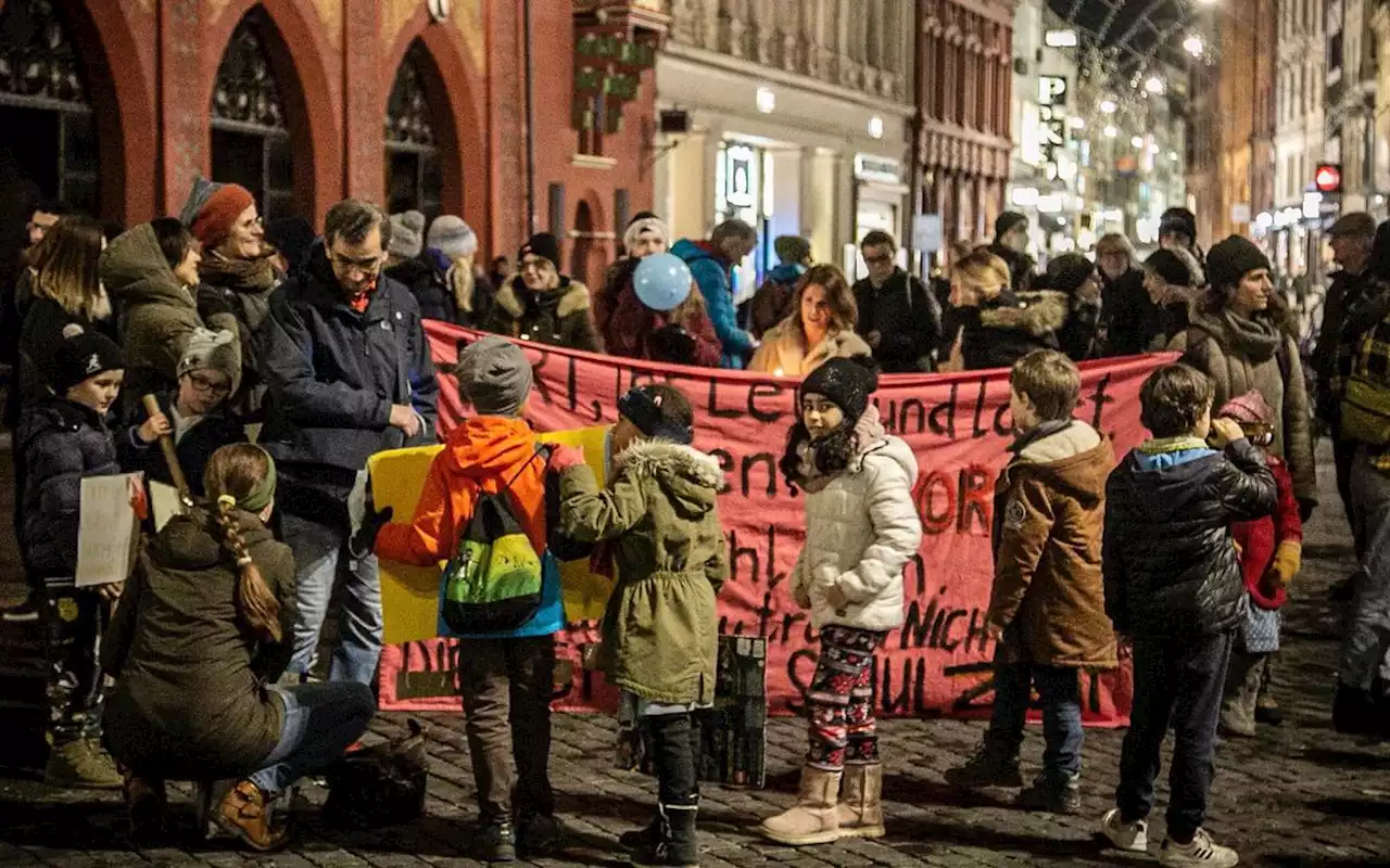 «Ihre Maske irritiert mich» – Massnahmengegner nehmen Basler Marktplatz in Beschlag