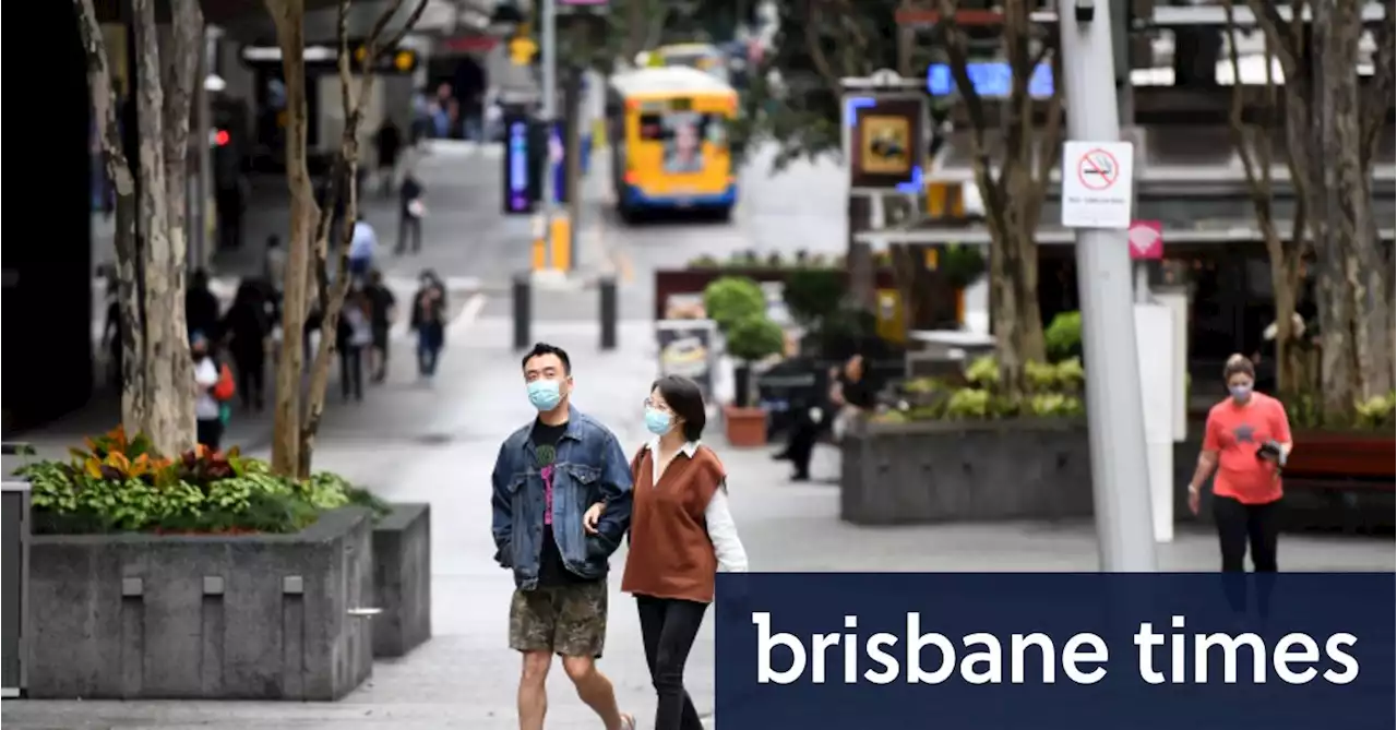 Qld reports one death, 20,000 cases amid concern for masks on virus-hit coast