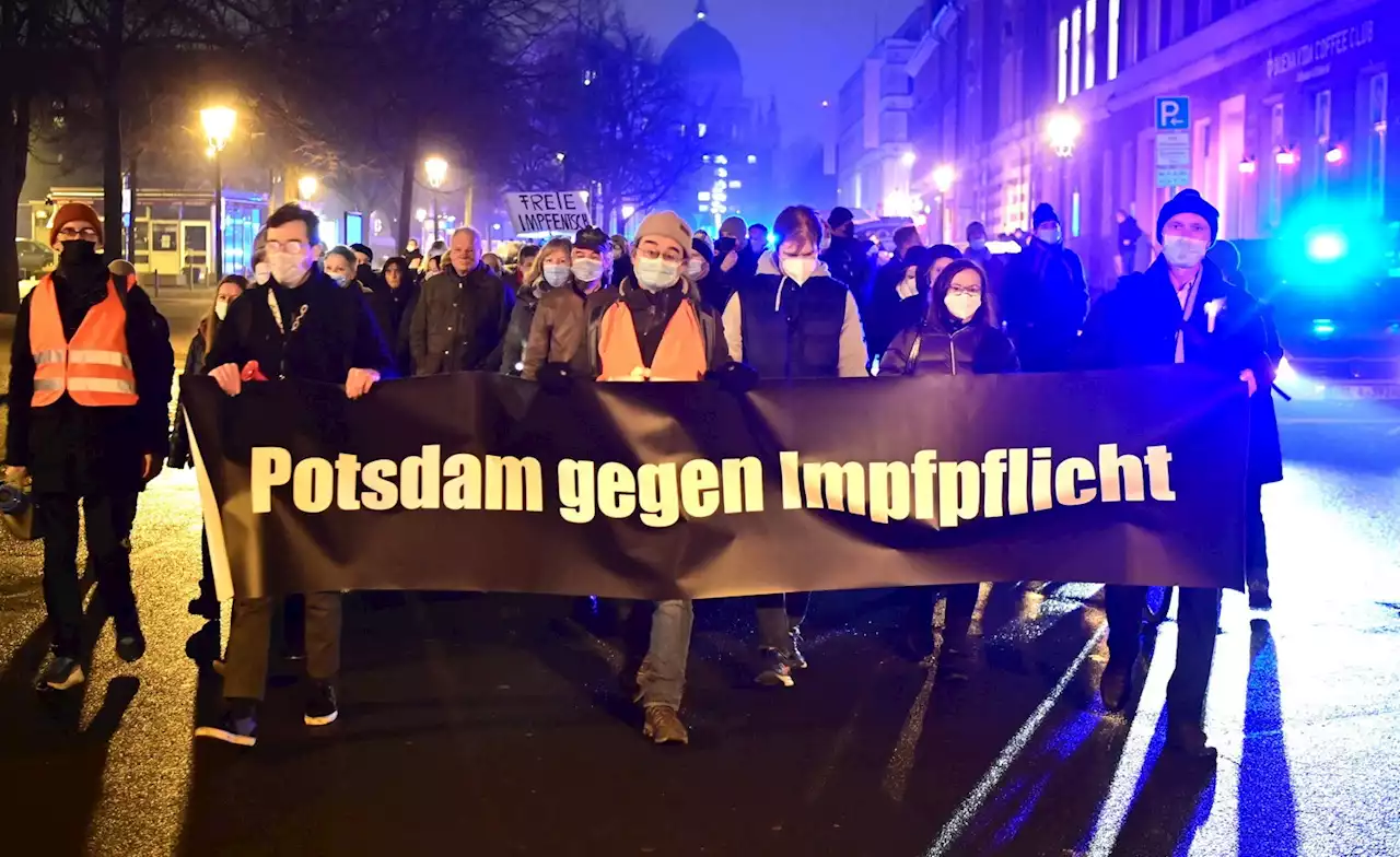 Viele Corona-Demos in Brandenburg - Polizei stoppt Protest in Potsdam