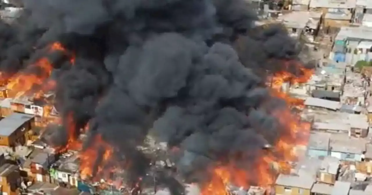 Impactante incendio en Chile: el fuego arrasó con 100 casas de madera en Iquique