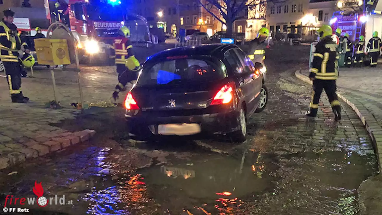 Nö: Pkw sackt auf unterspülter Fahrbahn in Retz ein und sitzt auf