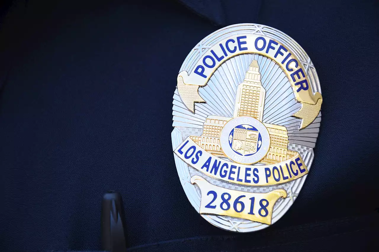 Off-duty Los Angeles police officer shot dead during armed robbery attempt