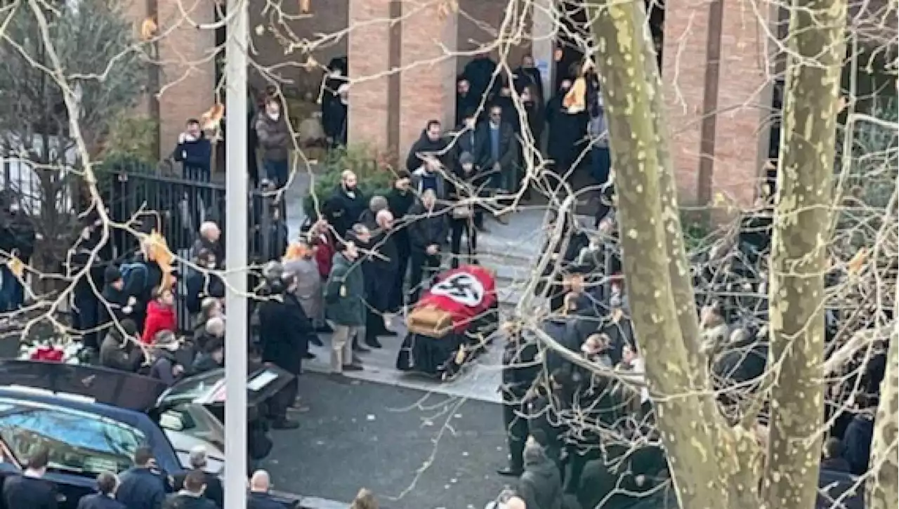 Funerale nazista a Roma: una svastica sulla bara all'esterno di una chiesa a Prati