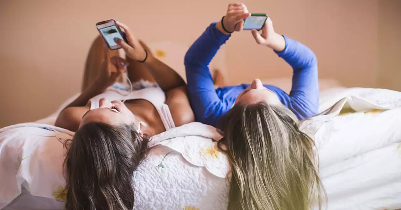 Teens Are Dating Exclusively Via Social Media: Here’s What Parents Should Know