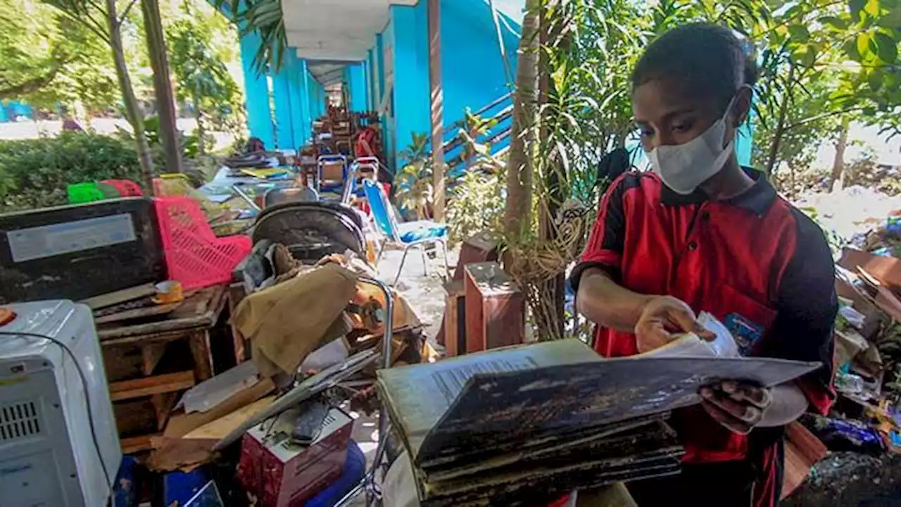 Warga Bersih-bersih Lumpur Pasca Banjir Landa Jayapura