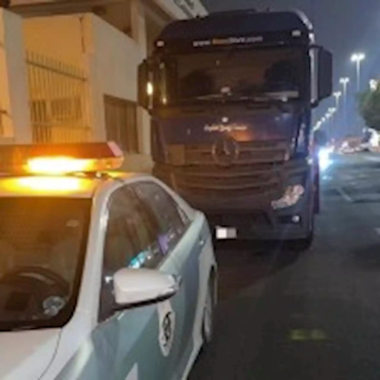 شاهد.. قائد شاحنة متهور يعرض حياة الآخرين للخطر و«المرور» يضبطه في وقت قياسي | صحيفة تواصل الالكترونية