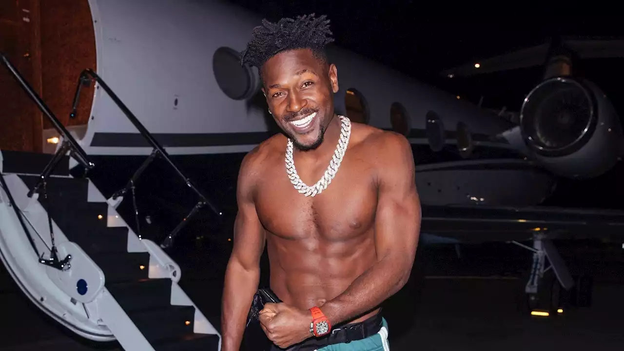 Shirtless Antonio Brown lands in LA for dinner with Kanye West, says dramatic exit 'wasn't necessary'