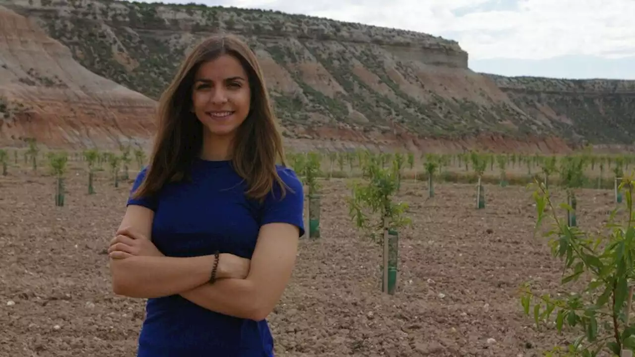 Los nietos de los agricultores vuelven al pueblo: 'No entienden por qué una farmacéutica prefiere trabajar con el tractor'