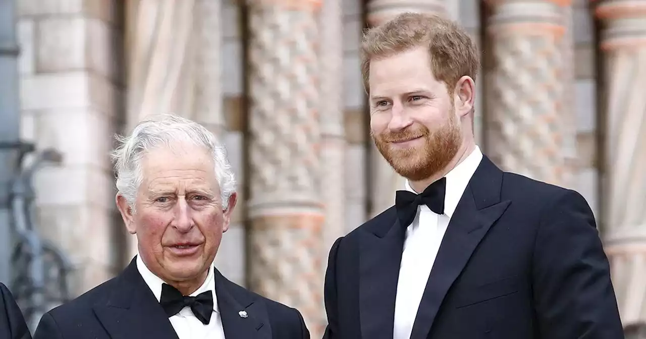 ¿El 'acercamiento de Carlos' podría convencer a Harry de posponer su libro?